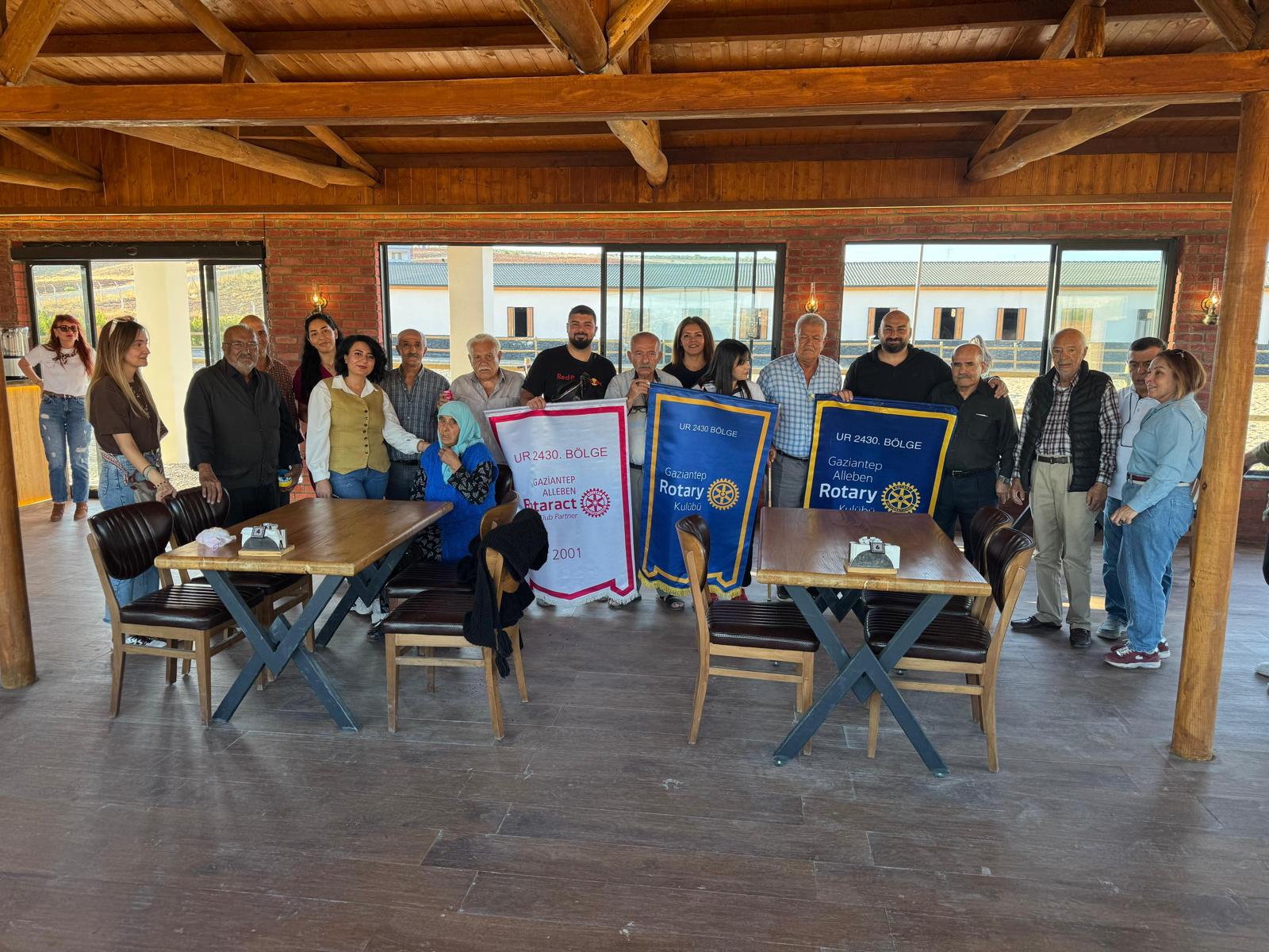Alleben rotaract klübü ile yaşlı bakım evinden gelen misafirleri at çiftliğinde ağırladık