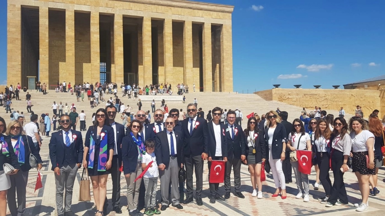 Rotary Kulüpleri Yeni Döneme Atatürk'ün Huzunda Başladı