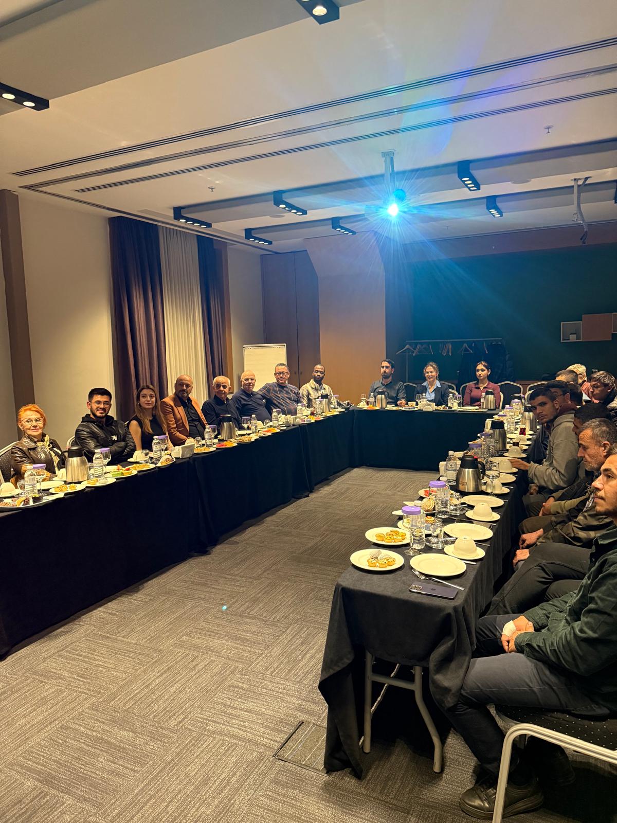 Engeli olan bireylerin sorunlarının tartışıldığı bir toplantıyı, bir STK iş birliği ile düzenlemek.