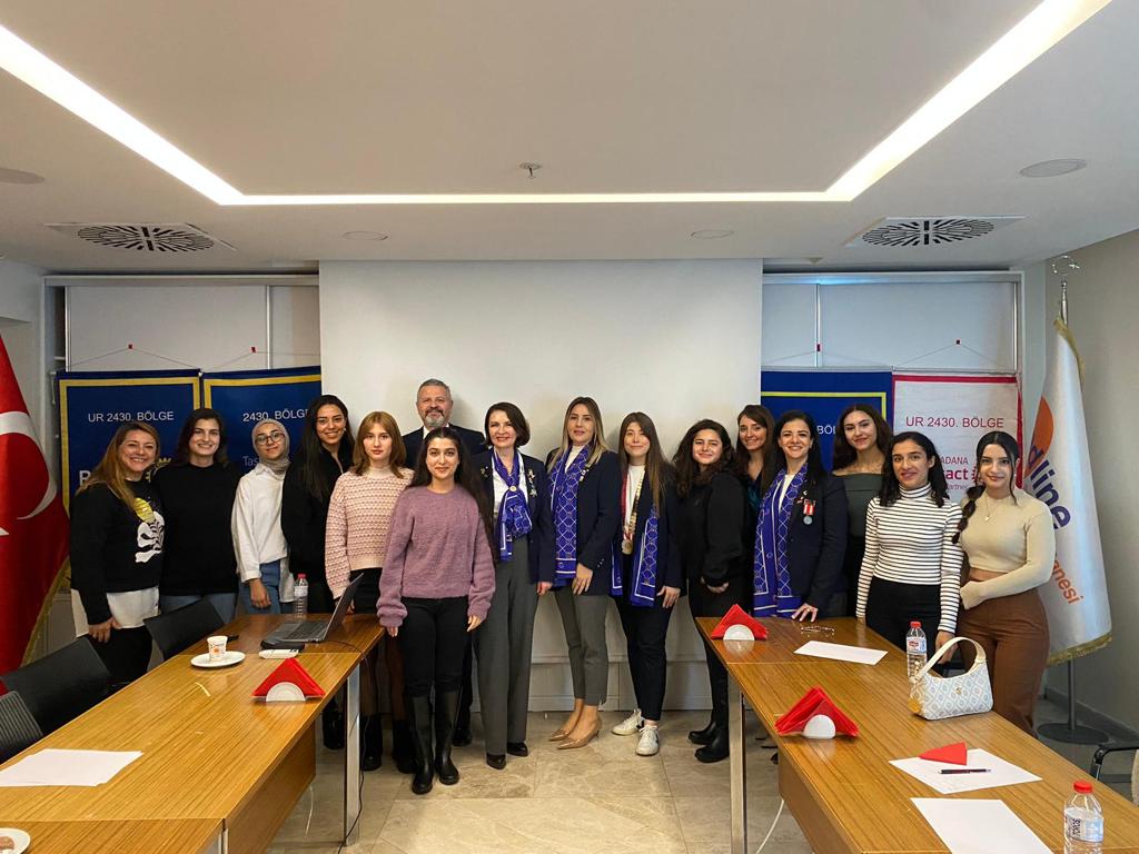 Adana Rotary Kulübü, Adana Taşköprü Rotary Kulübü, Anatolia Rotary Kulübü ve Adana Rotaract Kulübü “Geleceğin İş Kadınlarına İş Hayatında Cinsiyet Eşit(siz)liği” Toplantısı Düzenledi.