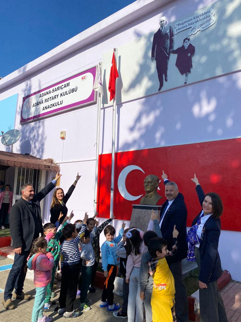 Adana Rotary Kulübü İncirlik Adana Rotary Kulübü Anaokulu Duvarına “Atatürk ve Küçük Ülkü” Fotoğrafı Yerleştirdi