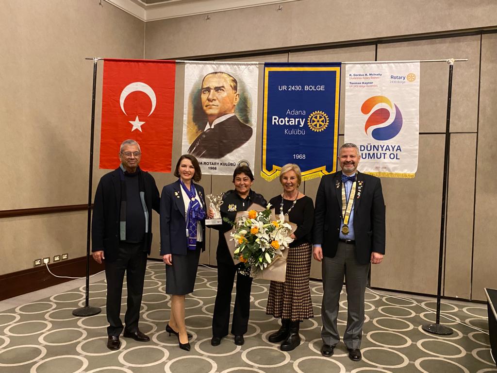 Adana Rotary Kulübü Manş Denizi’ni Yüzerek Geçen İlk Türk Kadını Sayın Nesrin Olgun Arslan’a “Adana Rotary Kulübü Meslek Hizmetleri Ödülü Verdi