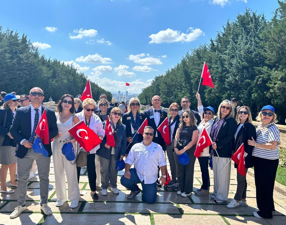 Güney Rotary Kulübü yeni döneme başlarken, tüm Türkiye Rotary ailesi  ile birlikte Anıtkabir’de,  Ata’mızın manevi huzurunda bulunarak O’na olan bağlılığını ve şükranlarını sunmanın gururunu yaşadı