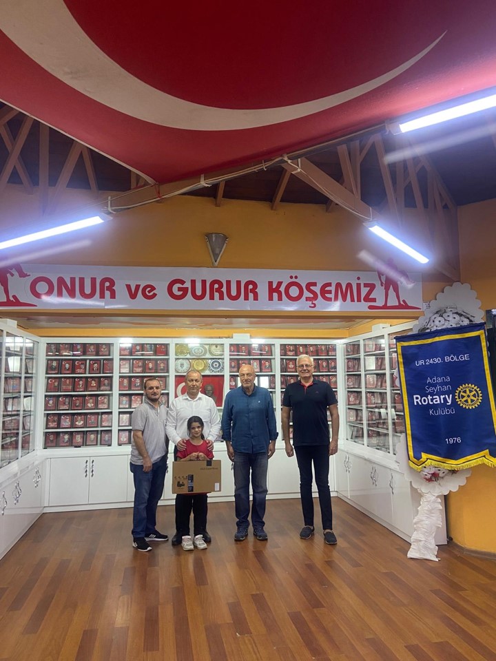 Adana Seyhan Rotary,bir gazi ailesi çocuğu olan ve İstiklal İlkokulu 4. sınıfta okuyan Emine  Özel 'e bir bilgisayar hediye ettik.