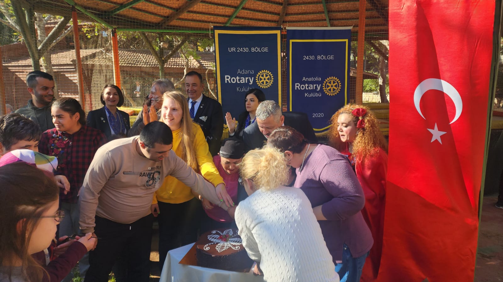Adana Rotary Kulübü ve Anatolia Rotary Kulübü Tarafından Adana Rotary Kulübü Yedipınar Engelli Çocuklar Rehabilitasyon Merkezi ve Eğitim Parkında Engelli Çocuklarla Eğitim ve Eğlence Faaliyeti Düzenlendi.