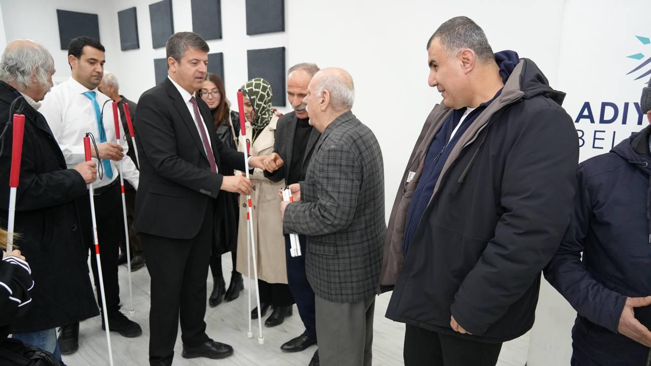 ROTARY’DEN GÖRME ENGELLİLERE “IŞIK” OLAN DESTEK