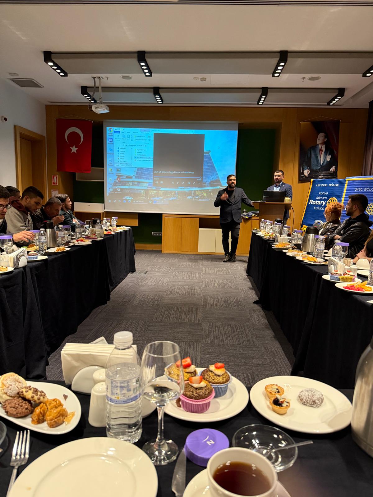 Engeli olan bireylerin sorunlarının tartışıldığı bir toplantıyı, bir STK iş birliği ile düzenlemek.