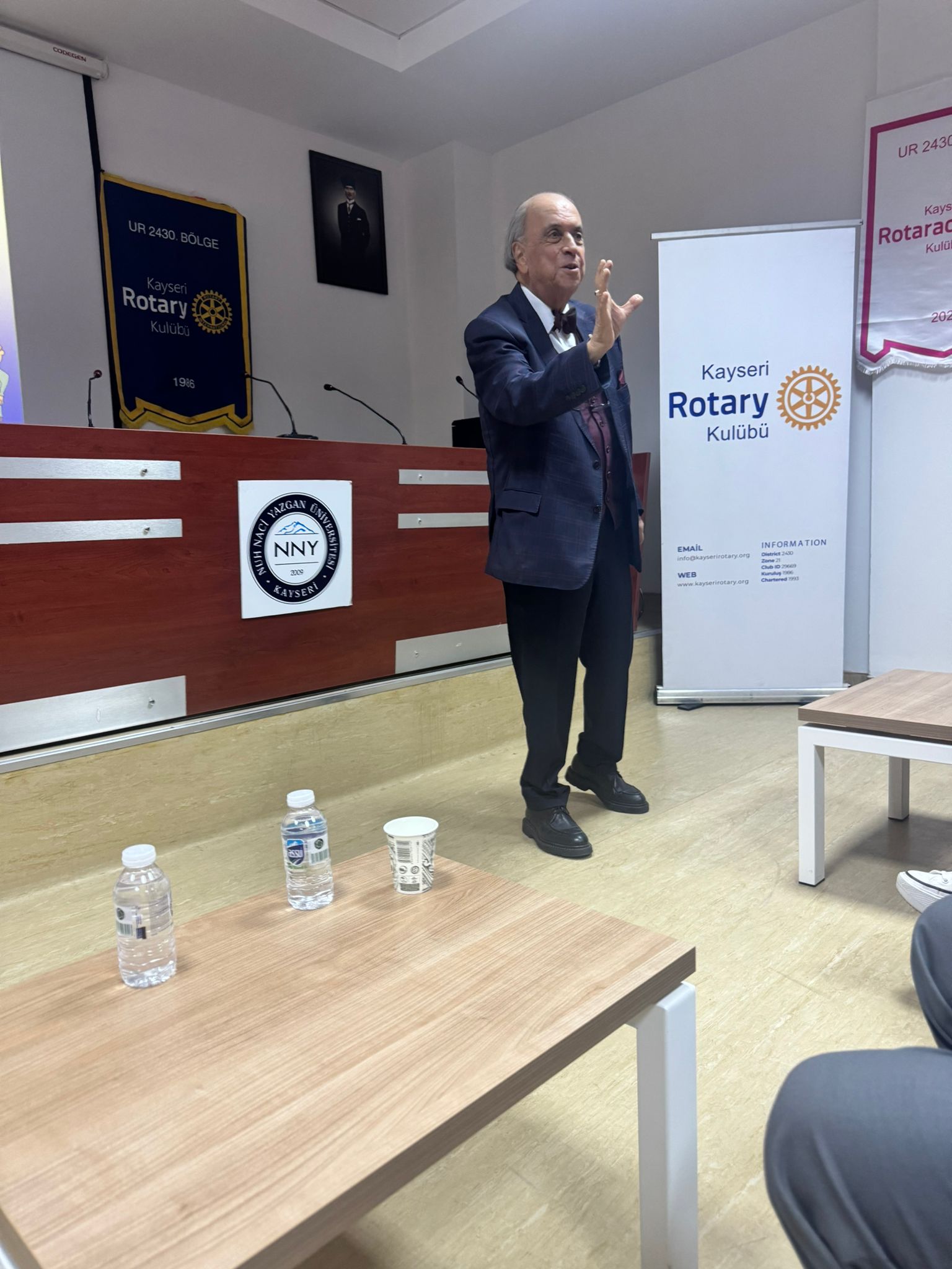 Bölge konuşmacı bankası kaynağından en az iki kişinin toplantılara katılarak, konuşmacı konuk olarak değerlendirilmesi