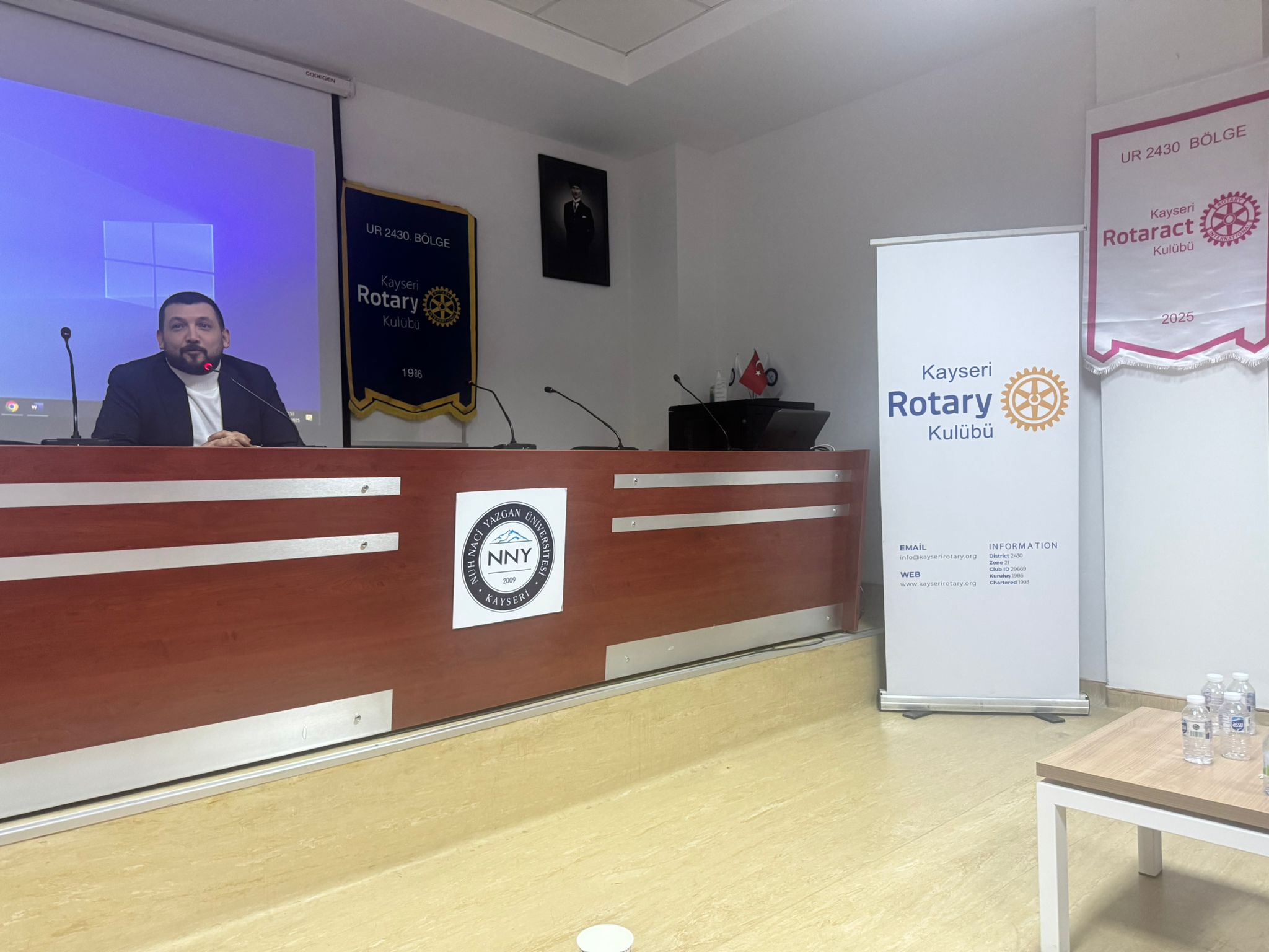 Bölge konuşmacı bankası kaynağından en az iki kişinin toplantılara katılarak, konuşmacı konuk olarak değerlendirilmesi