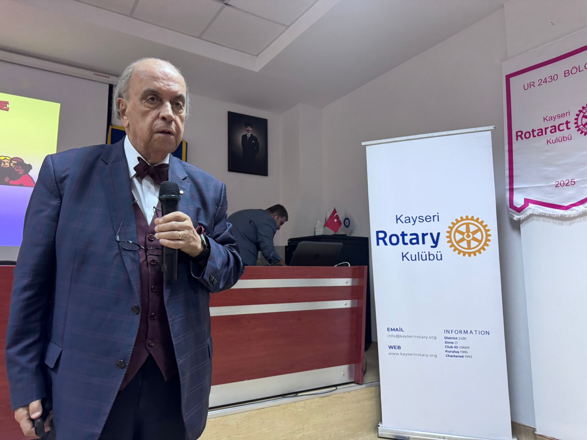 Bölge konuşmacı bankası kaynağından en az iki kişinin toplantılara katılarak, konuşmacı konuk olarak değerlendirilmesi