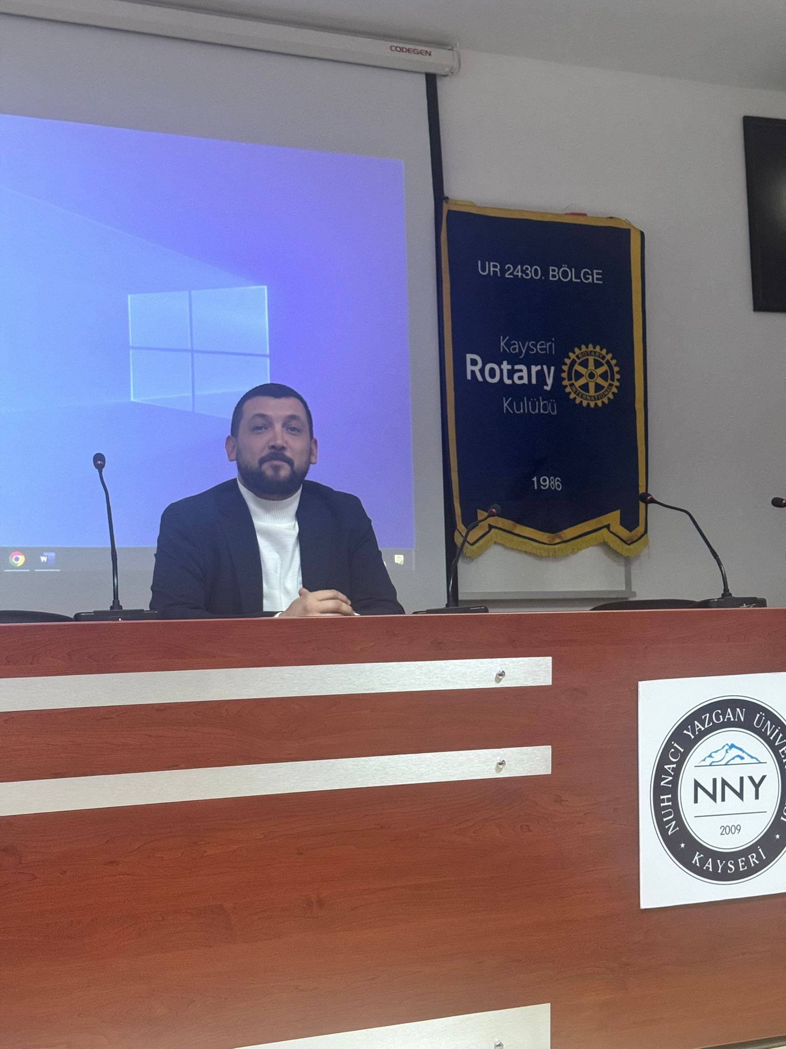 Bölge konuşmacı bankası kaynağından en az iki kişinin toplantılara katılarak, konuşmacı konuk olarak değerlendirilmesi