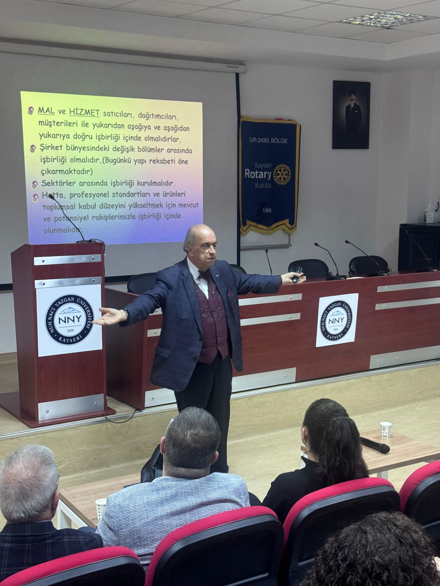 Bölge konuşmacı bankası kaynağından en az iki kişinin toplantılara katılarak, konuşmacı konuk olarak değerlendirilmesi