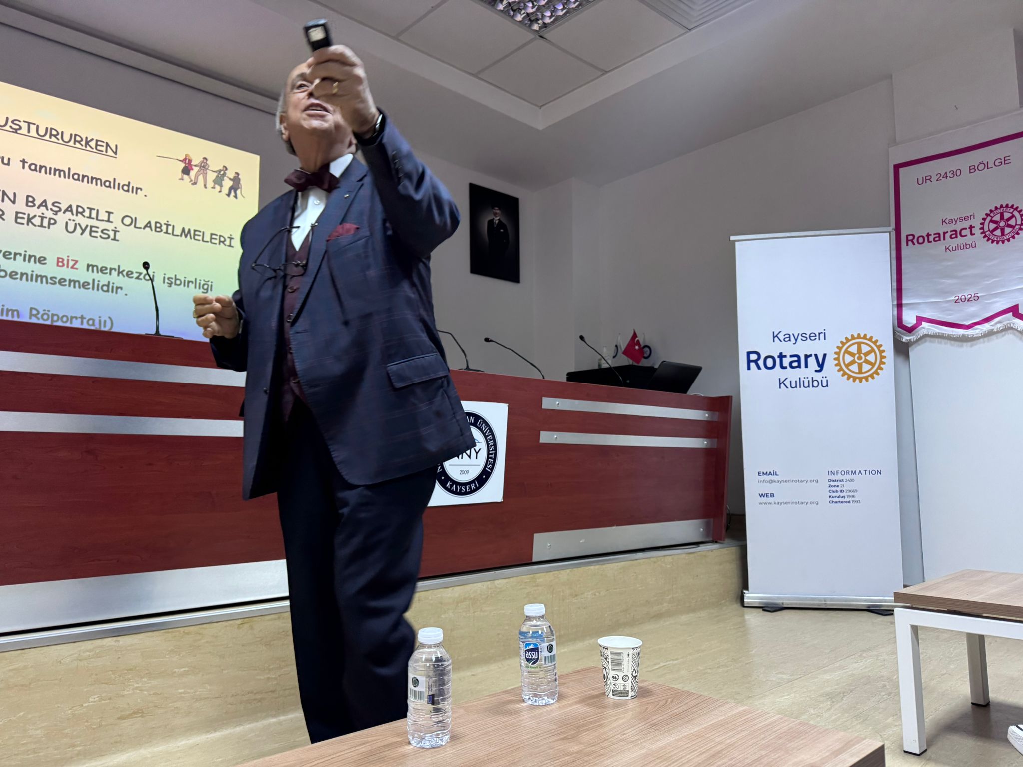 Bölge konuşmacı bankası kaynağından en az iki kişinin toplantılara katılarak, konuşmacı konuk olarak değerlendirilmesi