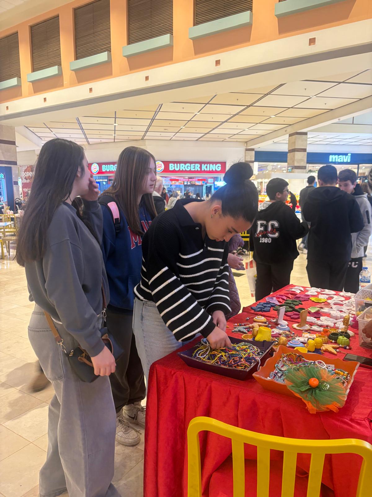 “Renkler Engel Tanımaz” Projesi ile Dünya Engelliler Günü’nde Özel Bireylerimizin Ürünleri Sergilendi