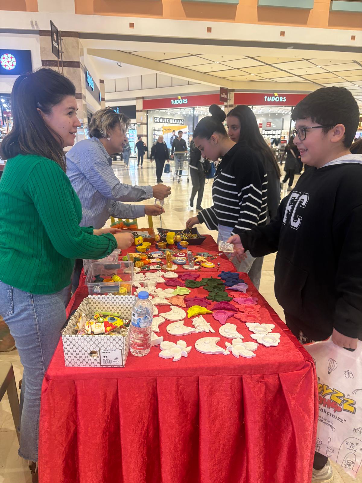 “Renkler Engel Tanımaz” Projesi ile Dünya Engelliler Günü’nde Özel Bireylerimizin Ürünleri Sergilendi