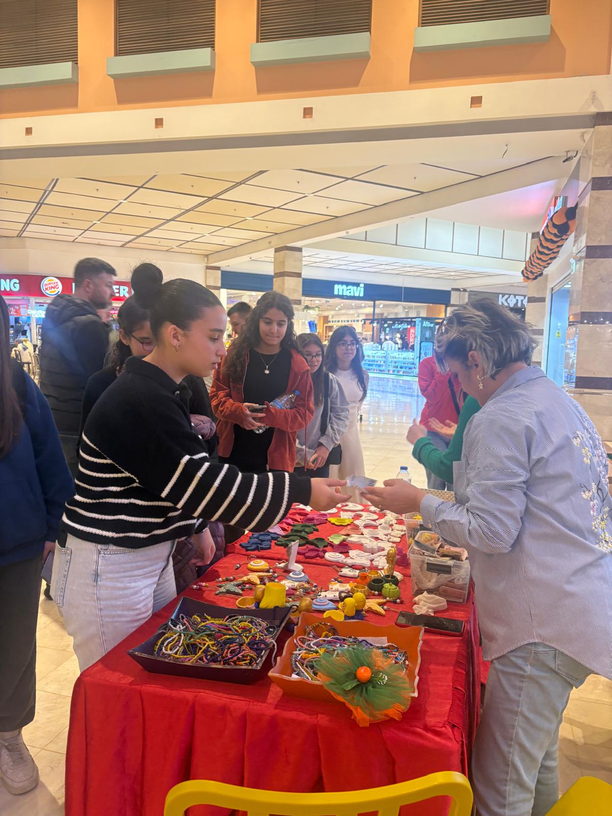 “Renkler Engel Tanımaz” Projesi ile Dünya Engelliler Günü’nde Özel Bireylerimizin Ürünleri Sergilendi