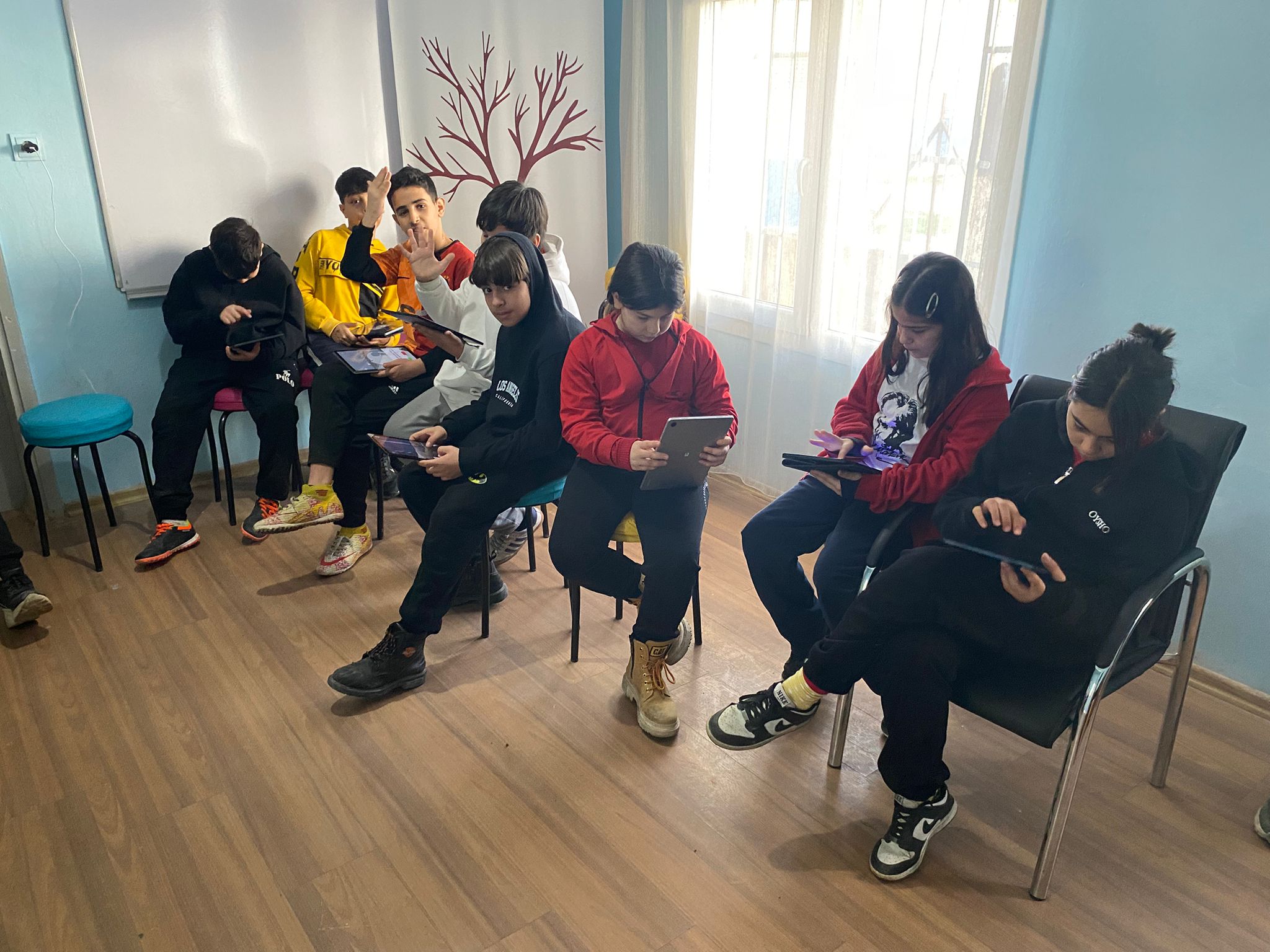 Uzat Elini - İyileşen Kalpler