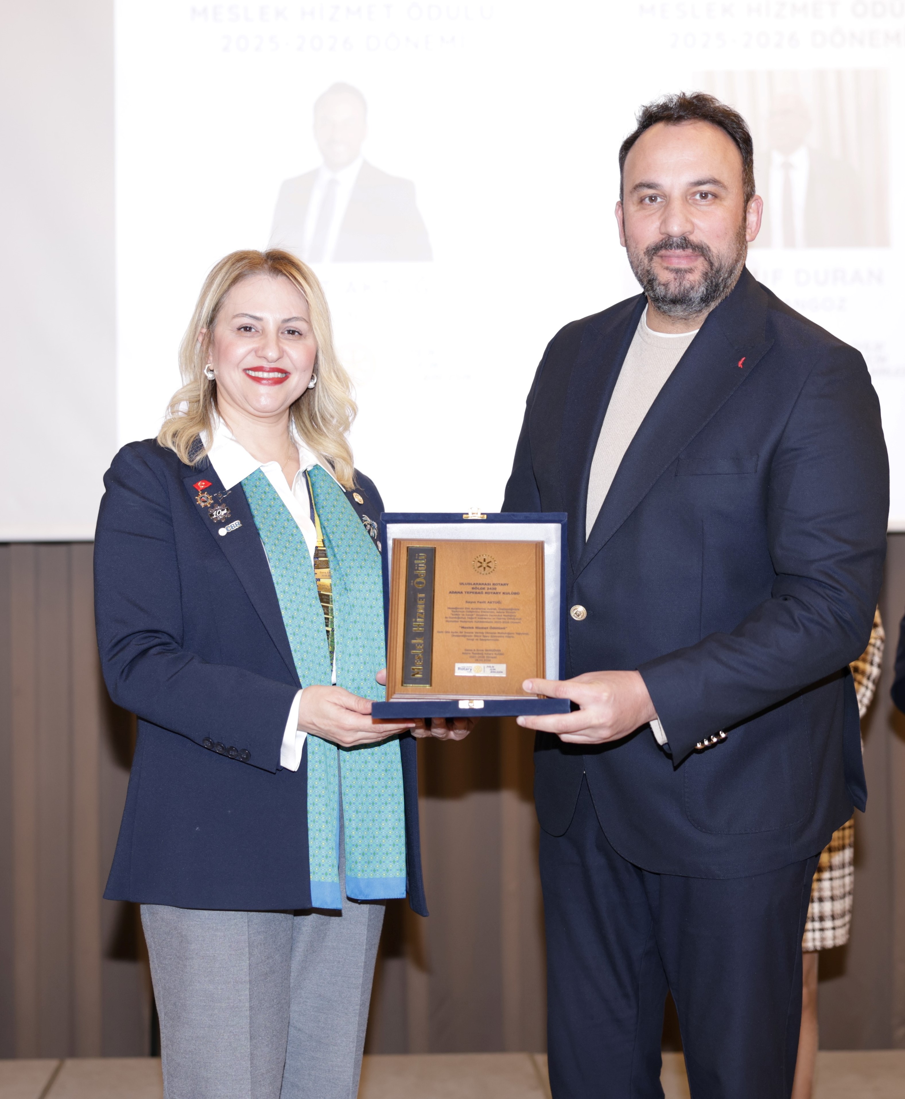 Adana Tepebağ Rotary Kulübünün bu yıl “Meslek Hizmet Ödülleri” oyuncu Ferit Aktuğ ve marangoz Yusuf Duran’a verildi.