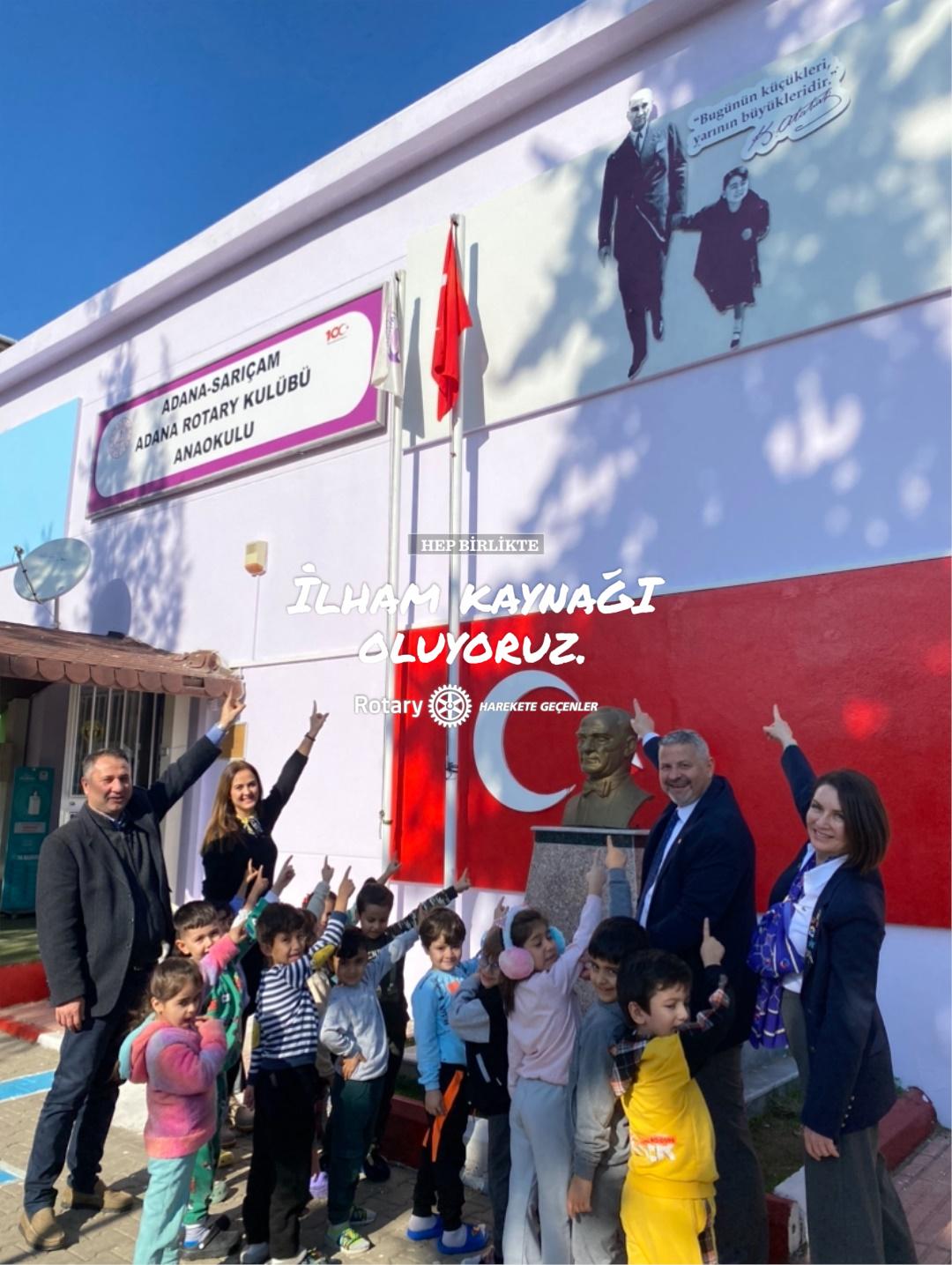 İncirlik Adana Rotary Kulübü Anaokulu Dış Duvarına “Atatürk ve Küçük Ülkü” Fotoğrafı Montajı