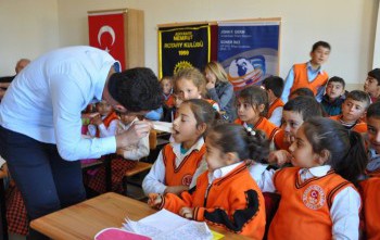 Besni İlçesi Yazıbeydilli köyündeki Şehit Hasan Gülten İlkokulu öğrencilerine ağız ve diş sağlığı taraması
