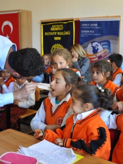 ADIYAMAN NEMRUT ROTARY KULÜBÜNDEN İLKOKUL ÖĞRENCİLERİNE KIŞLIK BOT YARDIMI
