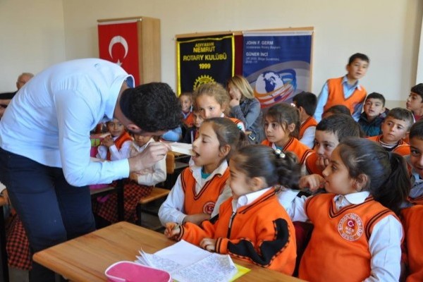 ADIYAMAN NEMRUT ROTARY KULÜBÜNDEN İLKOKUL ÖĞRENCİLERİNE KIŞLIK BOT YARDIMI