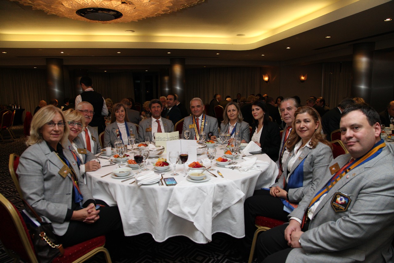 İzmir’in Menderes İlçesindeki Çocuk İstismarını Ortaya Çıkaran Saadet ÖZKAN öğretmene Rotary Meslek Hizmetleri Ödülü