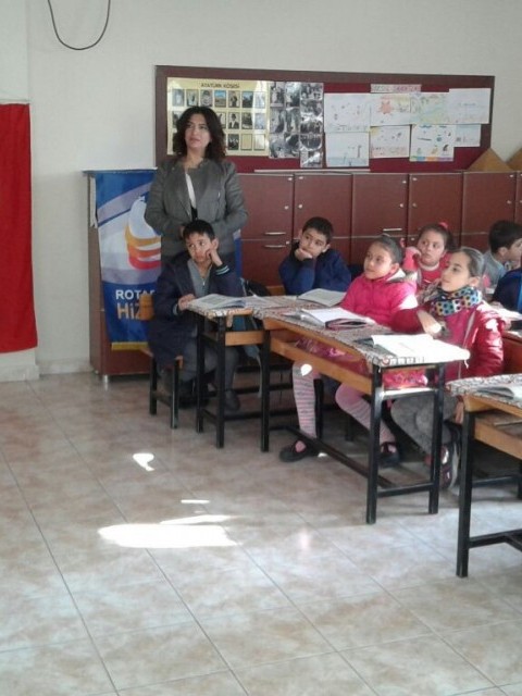 Antakya Defne Rotary Kulübü olarak ,Hikmet Çankaya İlköğretim Okulunda Rtn.Diş. Hekimi Feridun Yüceer Tarafından diş sağlığı ve bakımı konulu seminer verildi