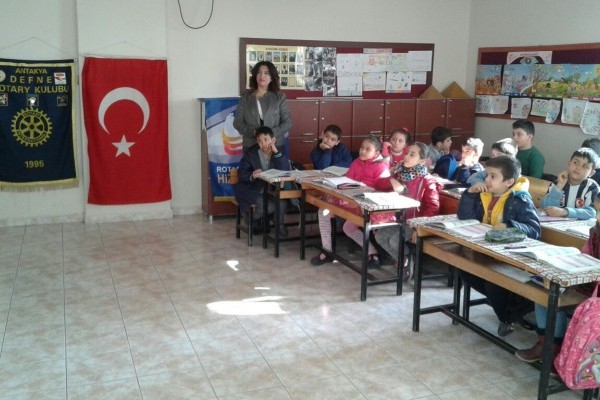 Antakya Defne Rotary Kulübü olarak ,Hikmet Çankaya İlköğretim Okulunda Rtn.Diş. Hekimi Feridun Yüceer Tarafından diş sağlığı ve bakımı konulu seminer verildi