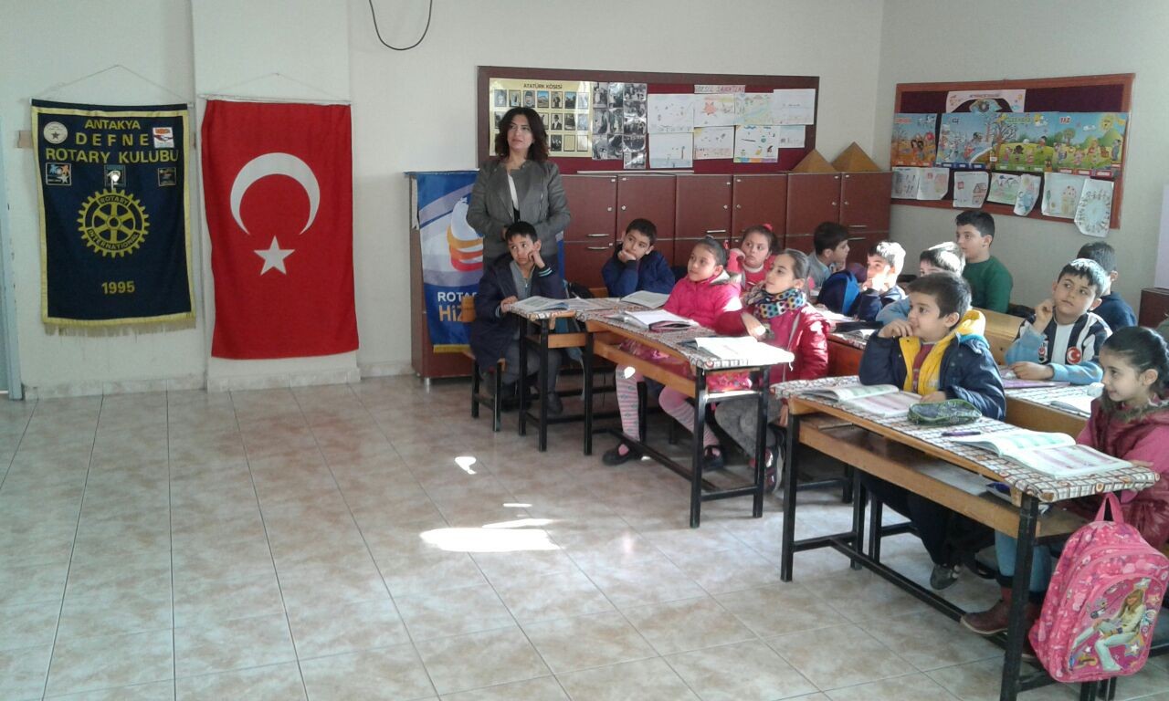 Antakya Defne Rotary Kulübü olarak ,Hikmet Çankaya İlköğretim Okulunda Rtn.Diş. Hekimi Feridun Yüceer Tarafından diş sağlığı ve bakımı konulu seminer verildi