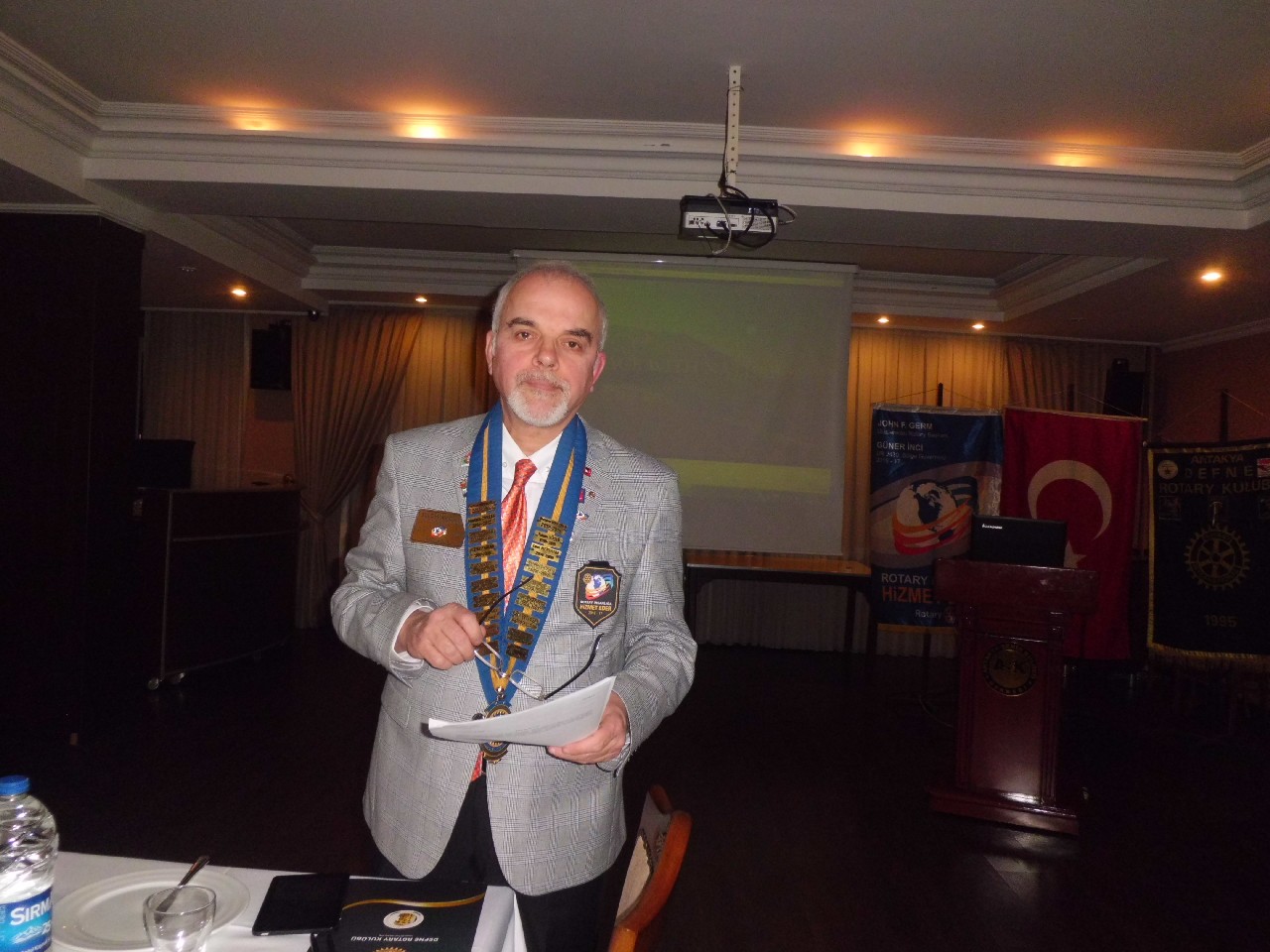 Antakya Defne Rotary Kulübü,Bu haftaki toplantımızın konuğu Doğa okulları müdürü Rtn.Can Murat Yaşar Şengeldi,bize Doğa okulları öğrencilerinin samandağ ında çektikleri,Amerikada İlk Ona giren kısa filmi sundu