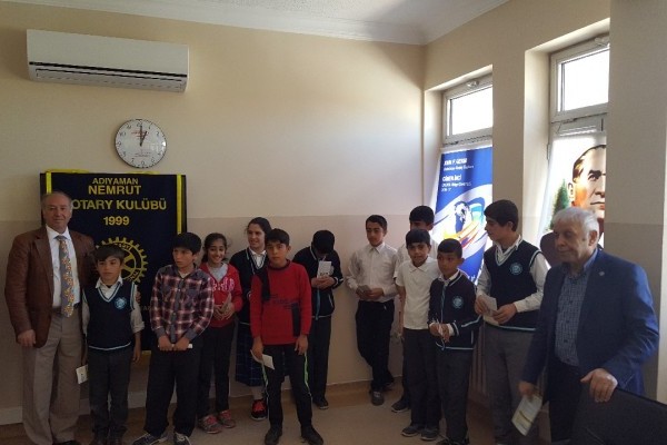 ROTARY’DEN ÖĞRENCİLERE KIYAFET YARDIM