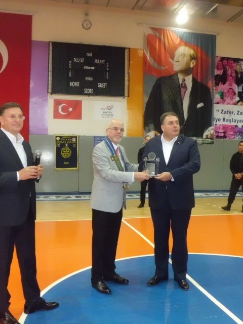 Antakya Defne Rotary Kulübü bu dönem Meslek Hizmetleri Ödülünü Cumhurbaşkanlığı kupasını kazanan HBB Bayan Basketbol Takımına verdi.