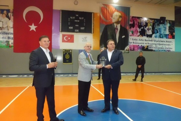 Antakya Defne Rotary Kulübü bu dönem Meslek Hizmetleri Ödülünü Cumhurbaşkanlığı kupasını kazanan HBB Bayan Basketbol Takımına verdi.