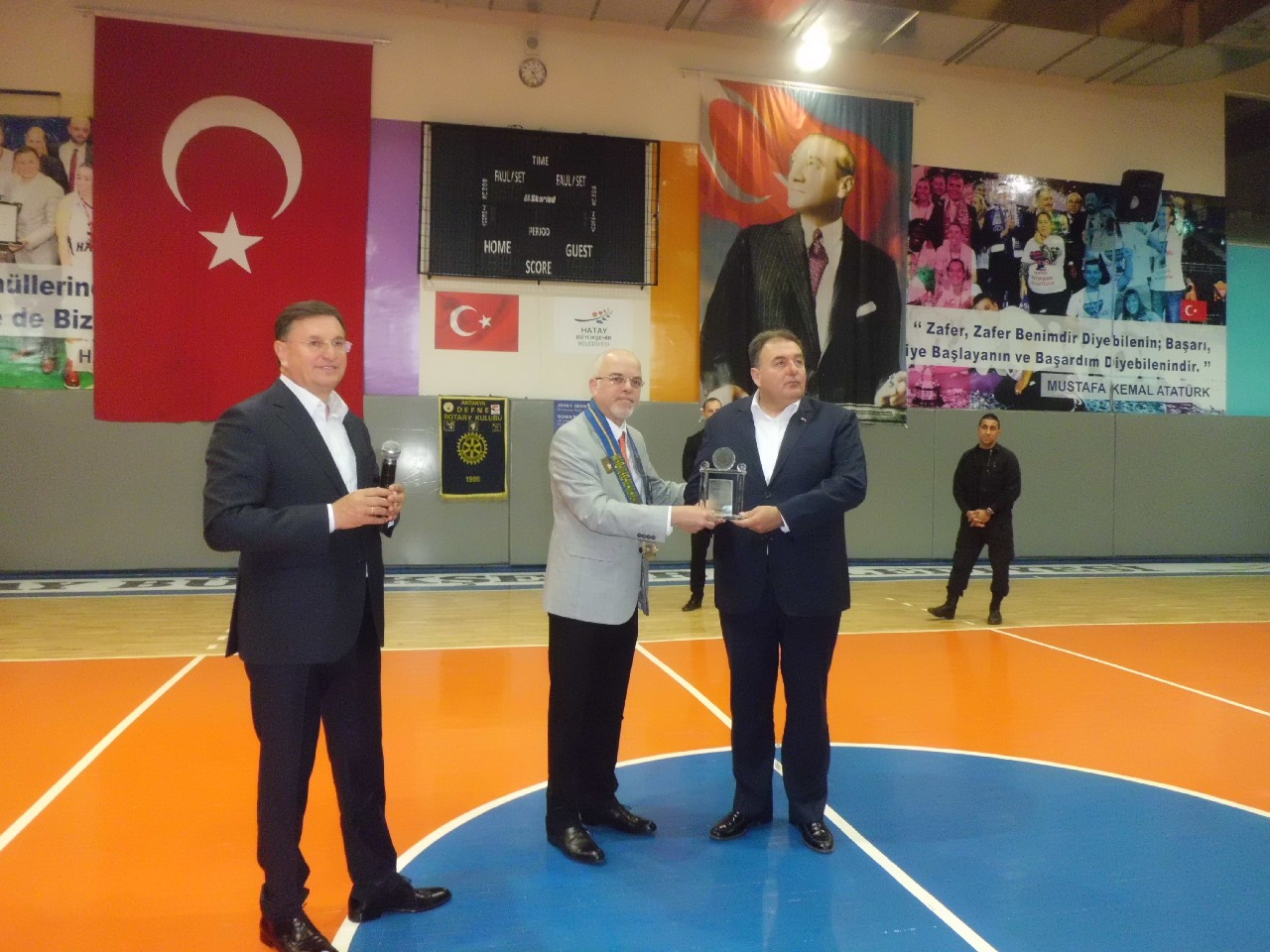 Antakya Defne Rotary Kulübü bu dönem Meslek Hizmetleri Ödülünü Cumhurbaşkanlığı kupasını kazanan HBB Bayan Basketbol Takımına verdi.