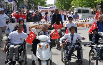 80 köy çocuğunu tiyatroya götürdük.