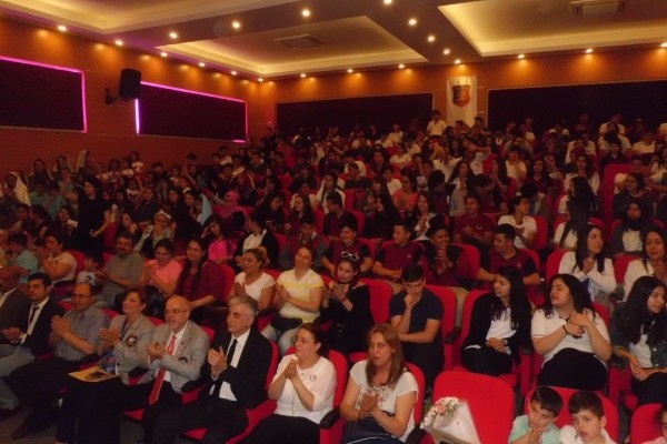 Antakya Defne Rotary Kulübü Rotary okulları buluşturuyor projesi kapsamında,Gümüşgöze okulu ve Kazım Karabekir öğrencilerinden olan gösteri ekiplerini Defne Kolleji öğrencileriyle buluşturdu