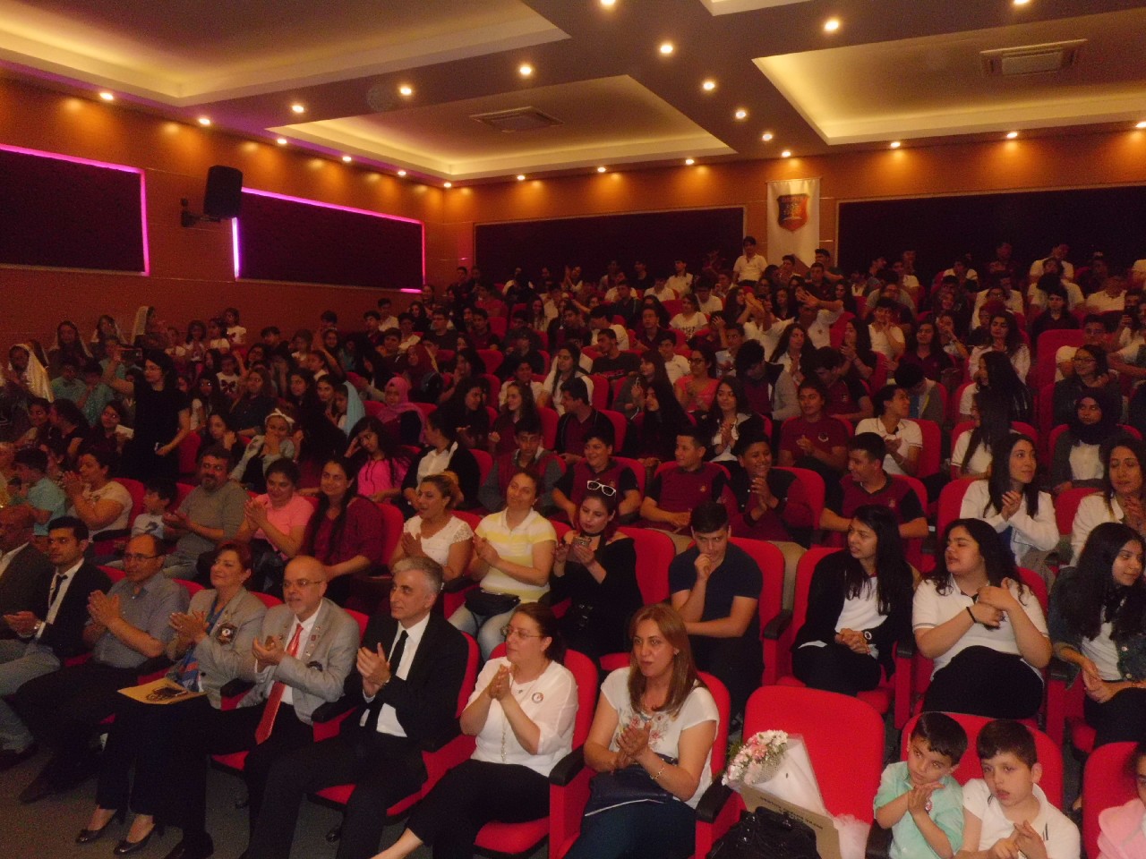 Antakya Defne Rotary Kulübü Rotary okulları buluşturuyor projesi kapsamında,Gümüşgöze okulu ve Kazım Karabekir öğrencilerinden olan gösteri ekiplerini Defne Kolleji öğrencileriyle buluşturdu