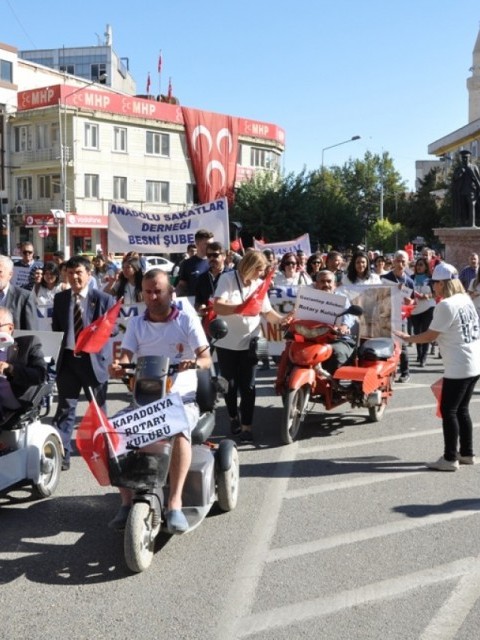 ENGELLİLERİN NEMRUT TIRMANIŞI KORTEJ YÜRÜYÜŞÜ İLE START ALDI