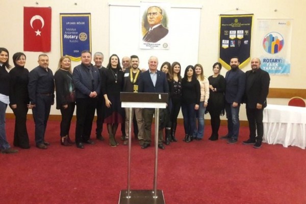 M.ARSLANTEPE ROTARY KULÜBÜ 13.ÜYESİNE ROZET TAKTI
