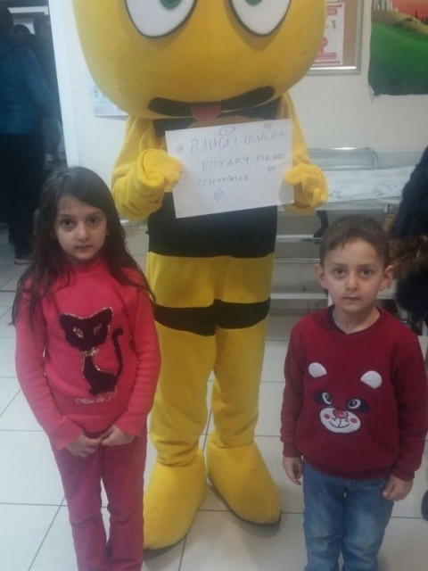 ANKARA BAHÇELİEVLER KULÜBÜ, ANKARA ÇOCUK HASTALIKLARI HEMATOLOJİ ONKOLOJİ HASTANESİNE AYAKTAN TETKİK VE TEDAVİ İÇİN GELEN ÇOCUKLARIN YÜZLERİNİ ARI MAYA İLE GÜLDÜRDÜ !