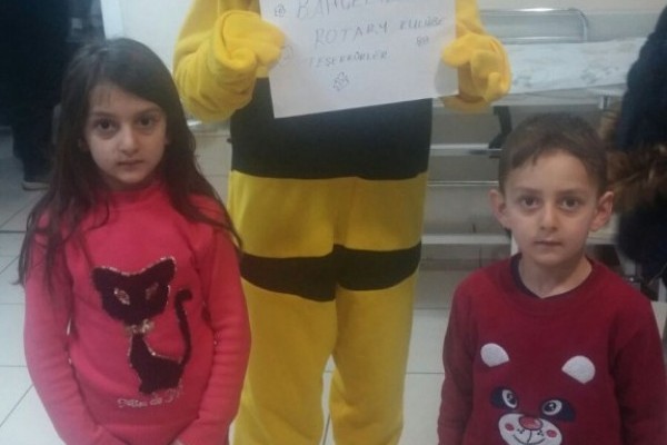 ANKARA BAHÇELİEVLER KULÜBÜ, ANKARA ÇOCUK HASTALIKLARI HEMATOLOJİ ONKOLOJİ HASTANESİNE AYAKTAN TETKİK VE TEDAVİ İÇİN GELEN ÇOCUKLARIN YÜZLERİNİ ARI MAYA İLE GÜLDÜRDÜ !