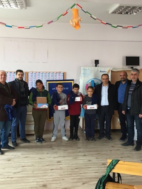 M.ARSLANTEPE ROTARY KULÜBÜ M.AKİF İ.Ö.O.DA İHTİYAÇ SAHİBİ ÖĞRENCİLERE MONT VE MEVSİME UYGUN AYAKKABI-BOT DAĞITIMI YAPTI