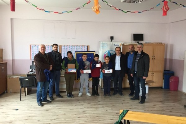 M.ARSLANTEPE ROTARY KULÜBÜ M.AKİF İ.Ö.O.DA İHTİYAÇ SAHİBİ ÖĞRENCİLERE MONT VE MEVSİME UYGUN AYAKKABI-BOT DAĞITIMI YAPTI