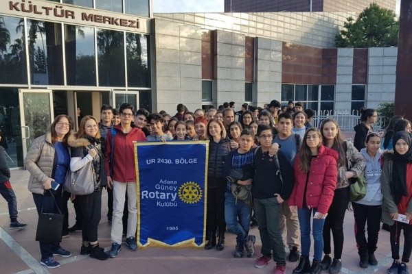 Güney Rotary,17 Kasım Cumartesi günü  50 çocuğumuzu Unicef Çocuk Dostu Şehirler projesi kapsamında tiyatroya götürdük.