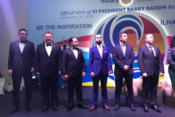YENİ ÜYELERİMİZ UR BAŞKANININ ELİNDEN ROTARY AİLEMİZE KATILDI