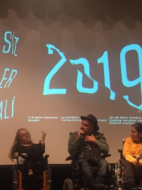 ENGELSİZ FİLMLER FESTİVALİNDE KULÜBÜMÜZ ÜYESİ PINAR BOZO'NUN KARDEŞİ GAMZE BOZO'NUN SÖYLEŞİSİNDE YANINDA OLDUK