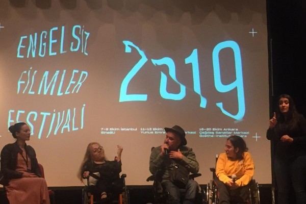 ENGELSİZ FİLMLER FESTİVALİNDE KULÜBÜMÜZ ÜYESİ PINAR BOZO'NUN KARDEŞİ GAMZE BOZO'NUN SÖYLEŞİSİNDE YANINDA OLDUK