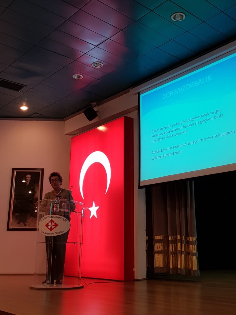 Anıttepe Rotary Kulübü üyelerimizden Rtn.Prof.Dr. Saynur Canat öğretmenlere Akran Zorbalığı  eğitimi verdi.