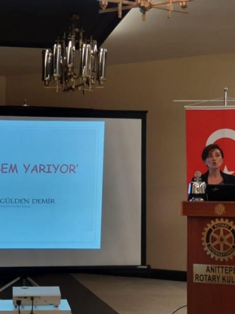 Uz.Dyt.Gülden Demir Anıttepe Rotary Kulübü üyelerine " Su İçsem yarıyor" konulu güzel bir konuşma yaptı